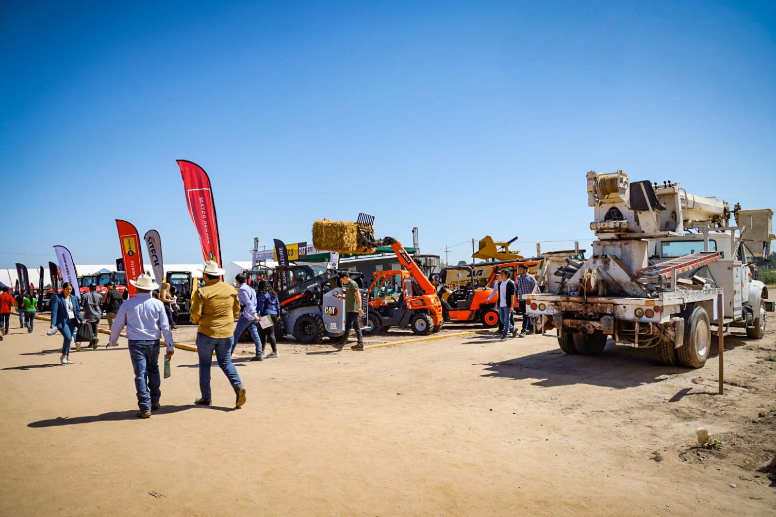 Maquinaria agrícola en exhibición en la Expo Agro Sinaloa 2026.