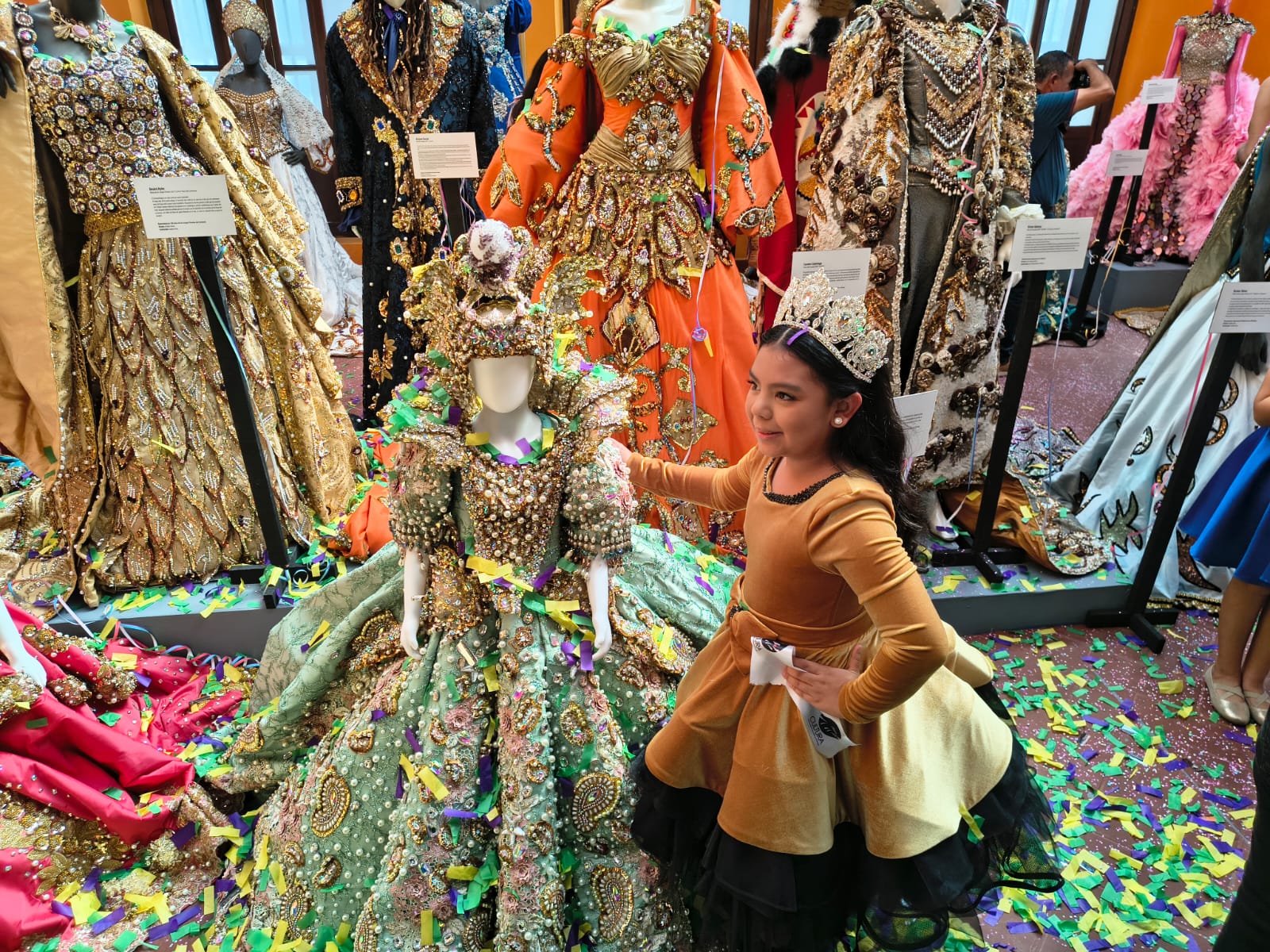 Exposición de los trajes de reinas y reyes del Carnaval de Mazatlán
