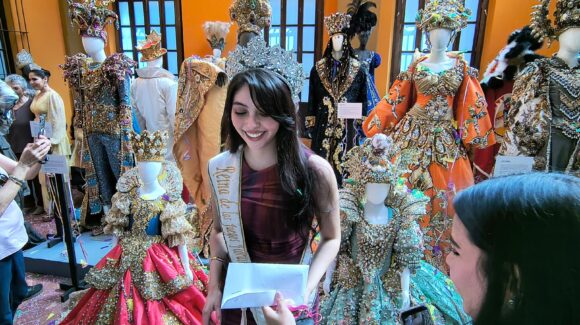 “Recuerdos y nostalgia”: vestidos reales del carnaval vuelven a brillar en nueva exposición en Mazatlán, Sinaloa