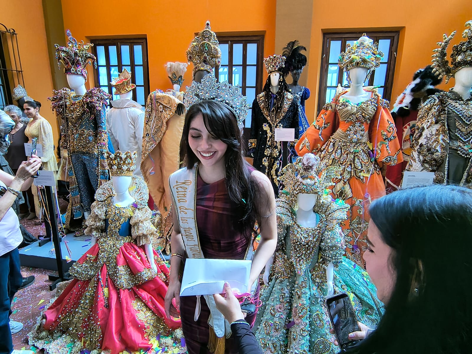 Exposición de los trajes de reinas y reyes del Carnaval de Mazatlán