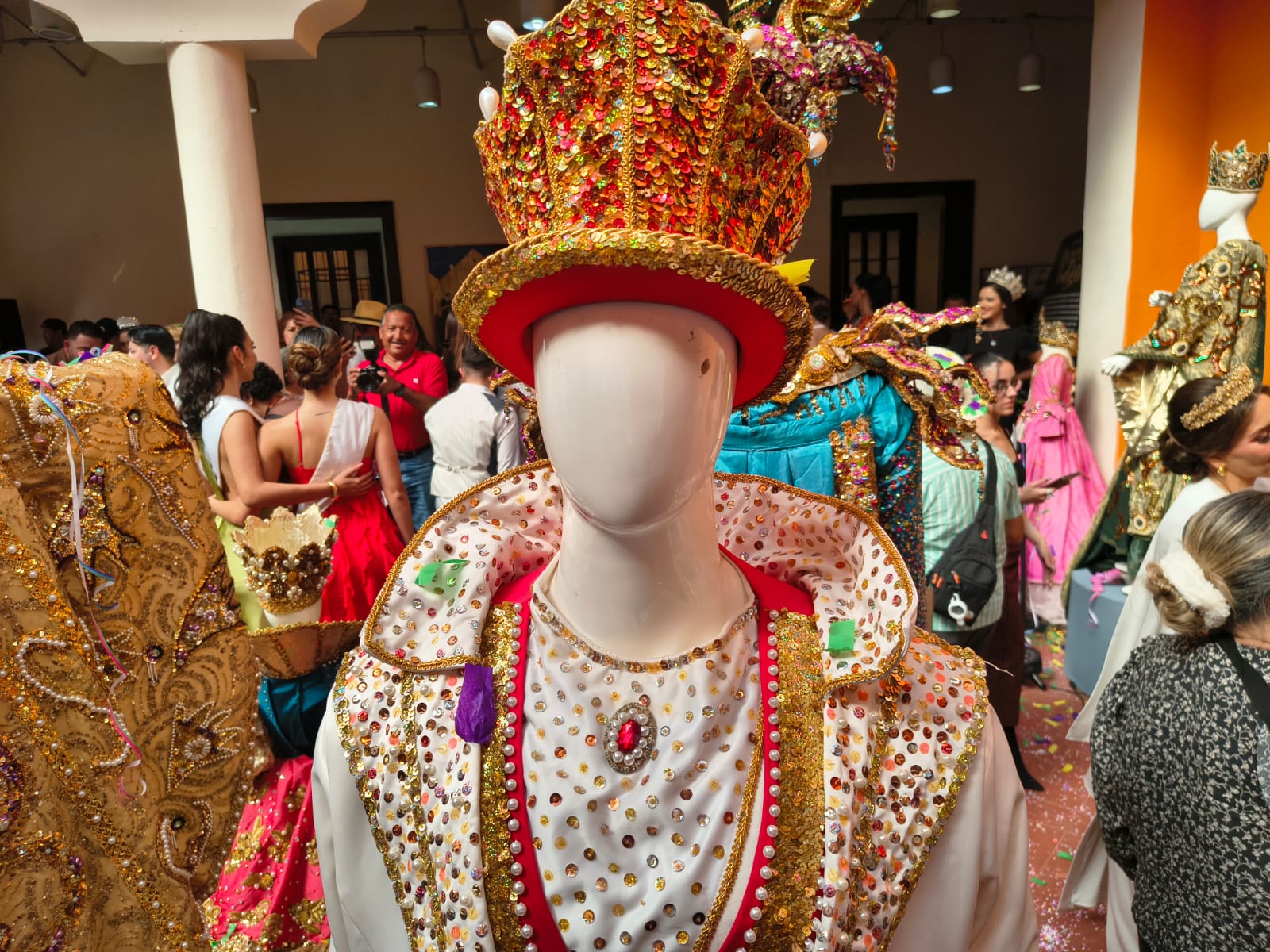 Exposición de los trajes de reinas y reyes del Carnaval de Mazatlán