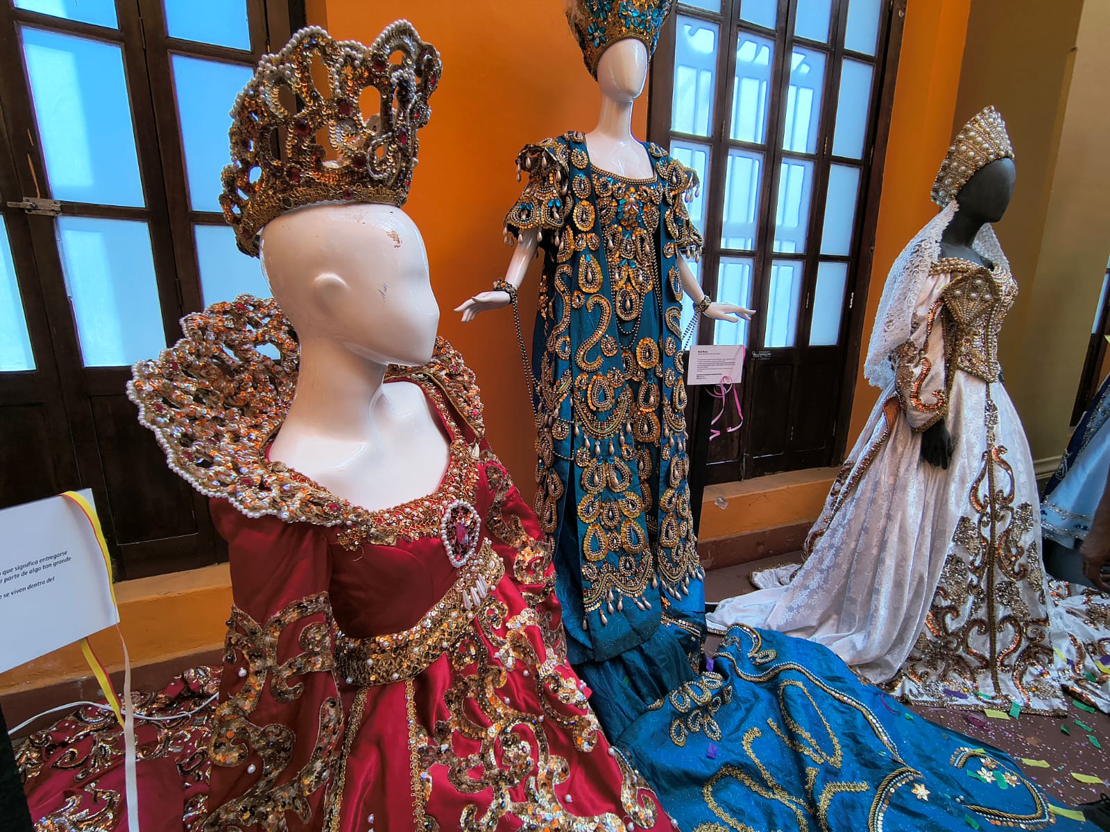 Exposición de los trajes de reinas y reyes del Carnaval de Mazatlán