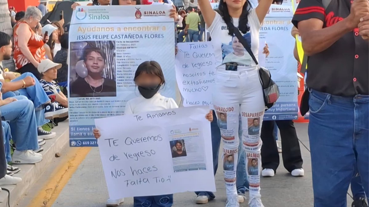 familiares de desaparecidos marchan en desfile del carnaval de mazatlan sin