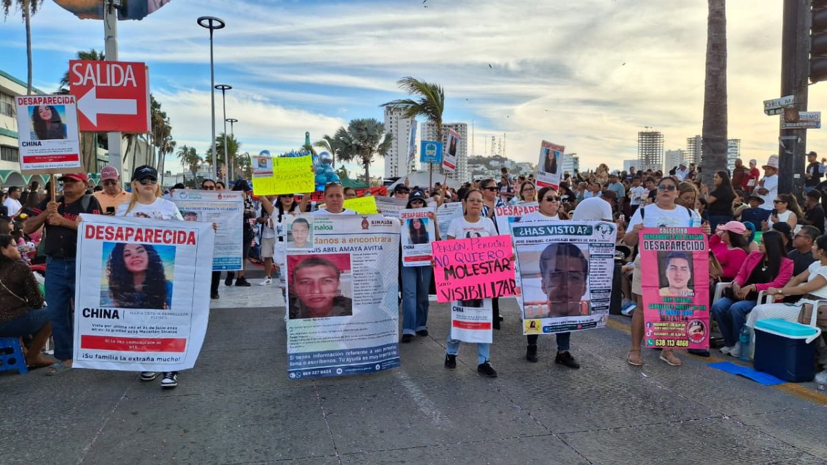 familiares de desaparecidos marchan en desfile del carnaval de mazatlan sinaloa
