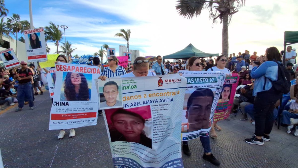 familiares de desaparecidos marchan en desfile del carnaval de mazatlan