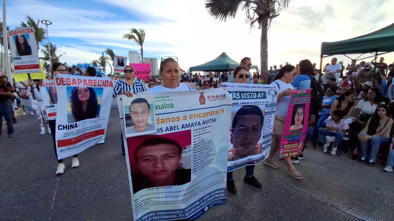 Familiares de desaparecidos marchan en el Carnaval de Mazatlán 2026