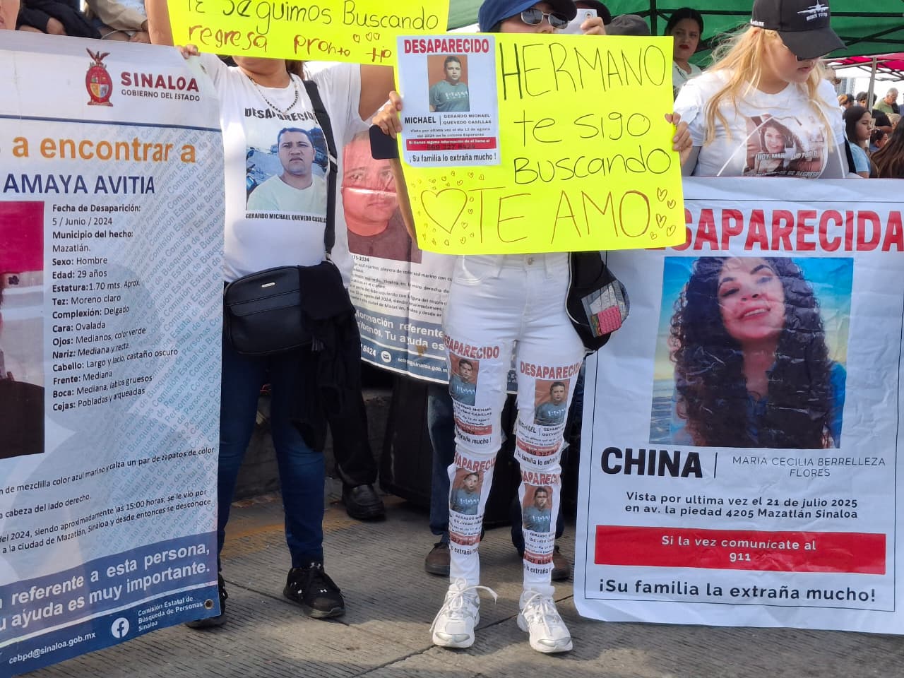 Familiares de desaparecidos marchan en el Carnaval de Mazatlán 2026