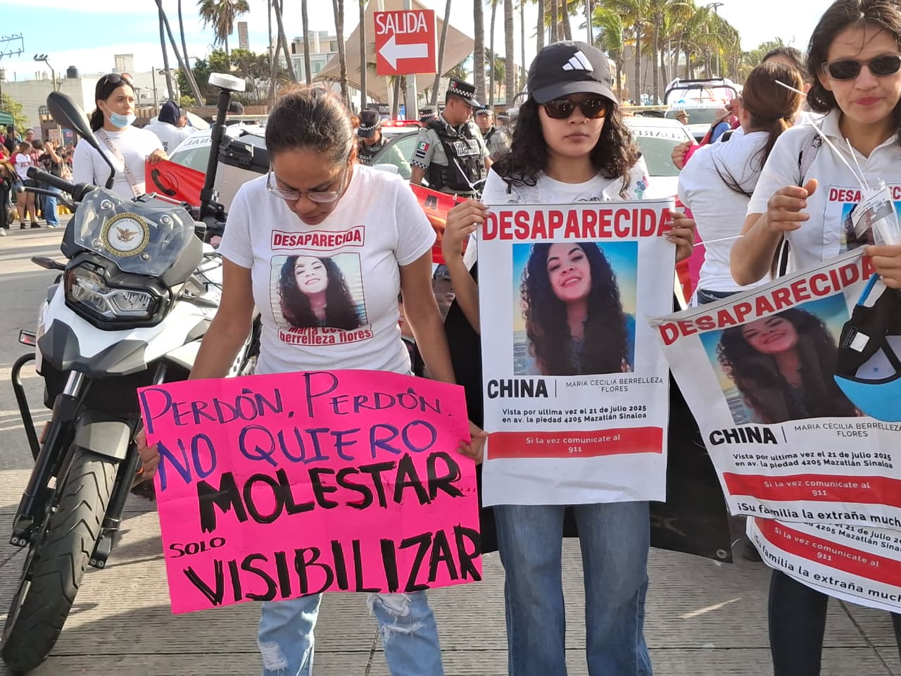 Familiares de desaparecidos marchan en el Carnaval de Mazatlán 2026