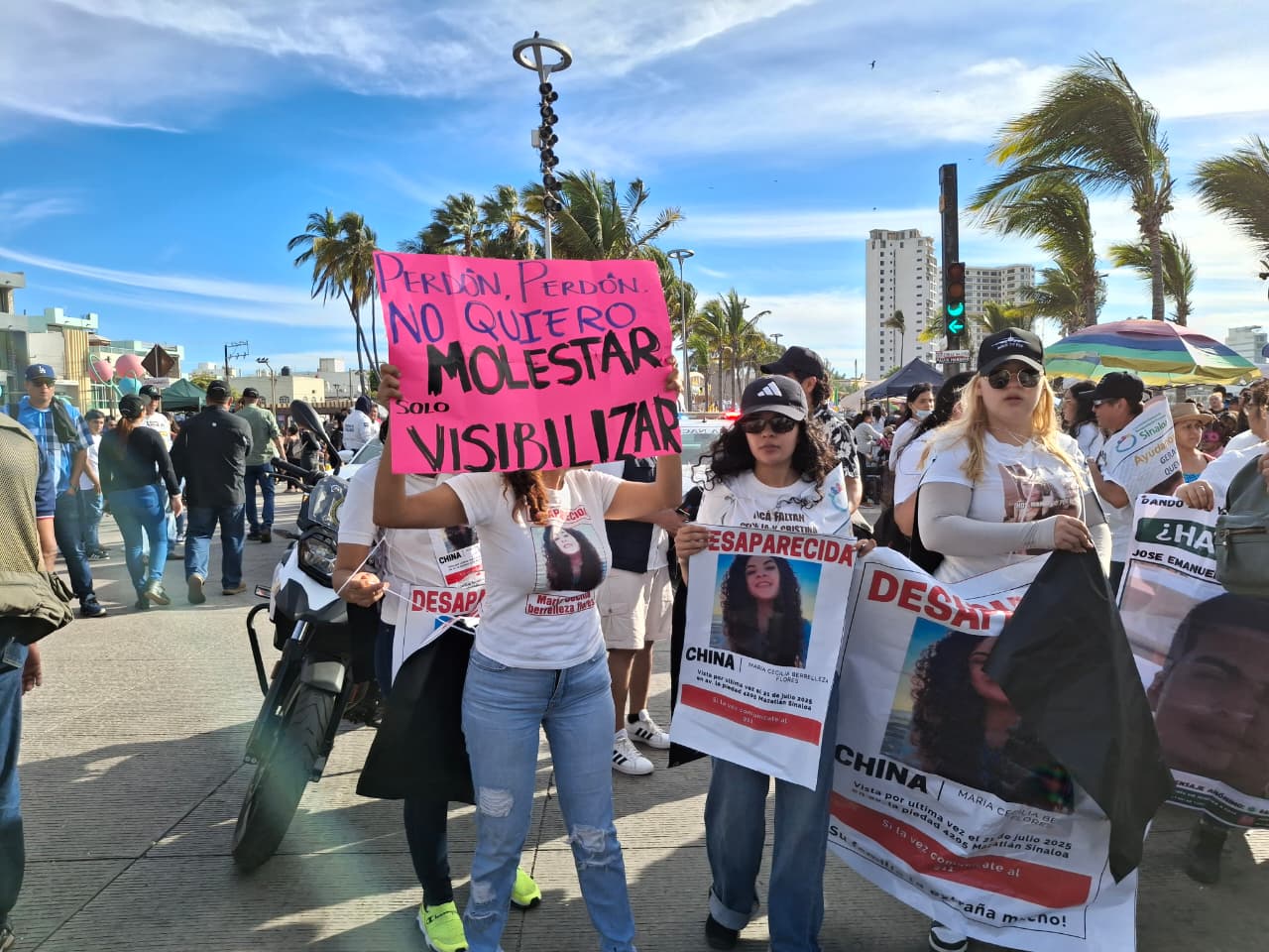 Familiares de desaparecidos marchan en el Carnaval de Mazatlán 2026