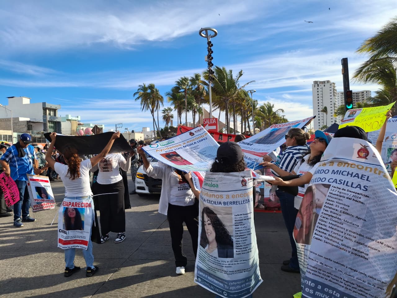 Familiares de desaparecidos marchan en el Carnaval de Mazatlán 2026