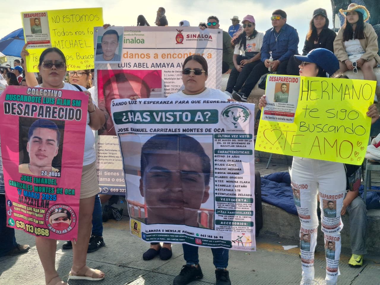 Familiares de desaparecidos marchan en el Carnaval de Mazatlán 2026