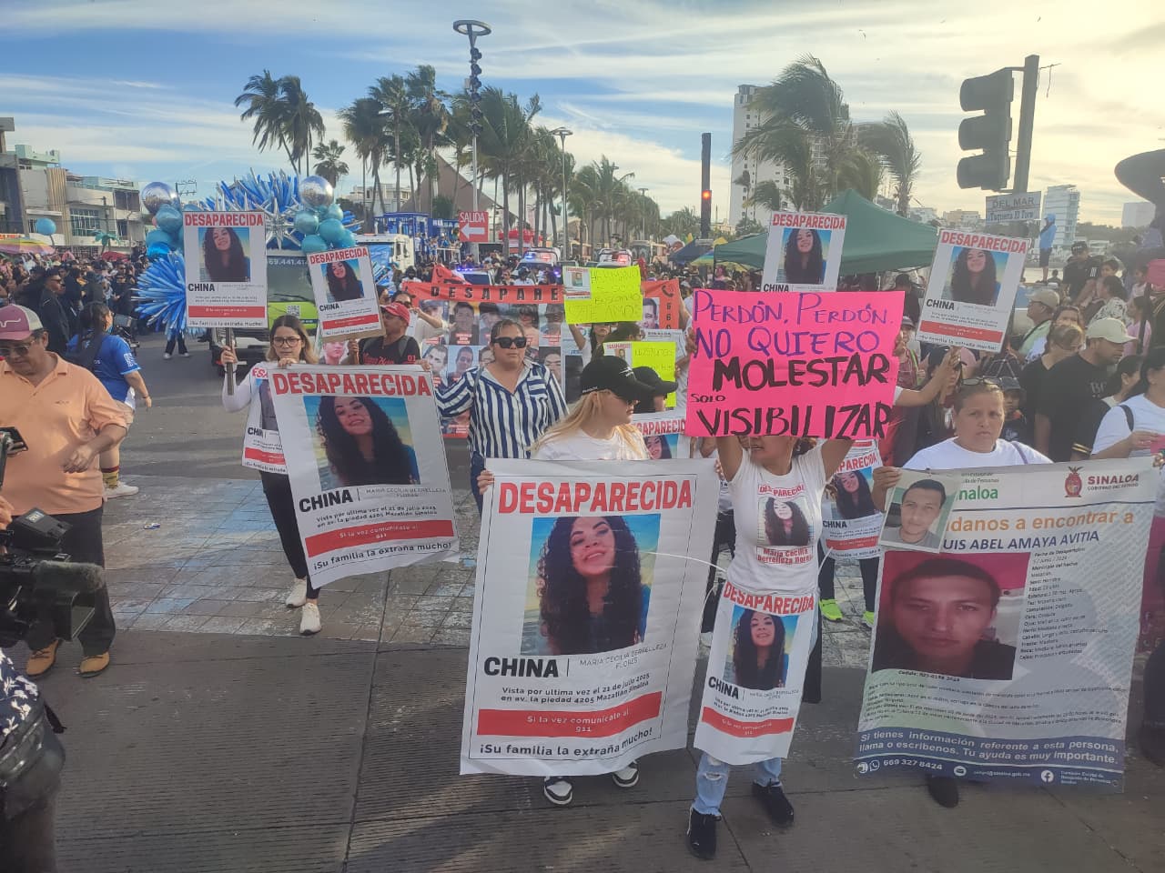 Familiares de desaparecidos marchan en el Carnaval de Mazatlán 2026