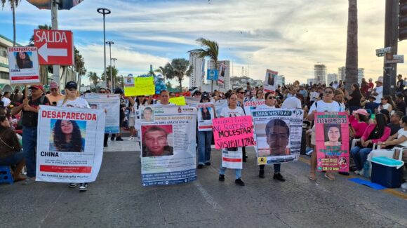 Familias de desaparecidos se unen al desfile del Carnaval de Mazatlán, Sinaloa, y son aplaudidos por la asistencia