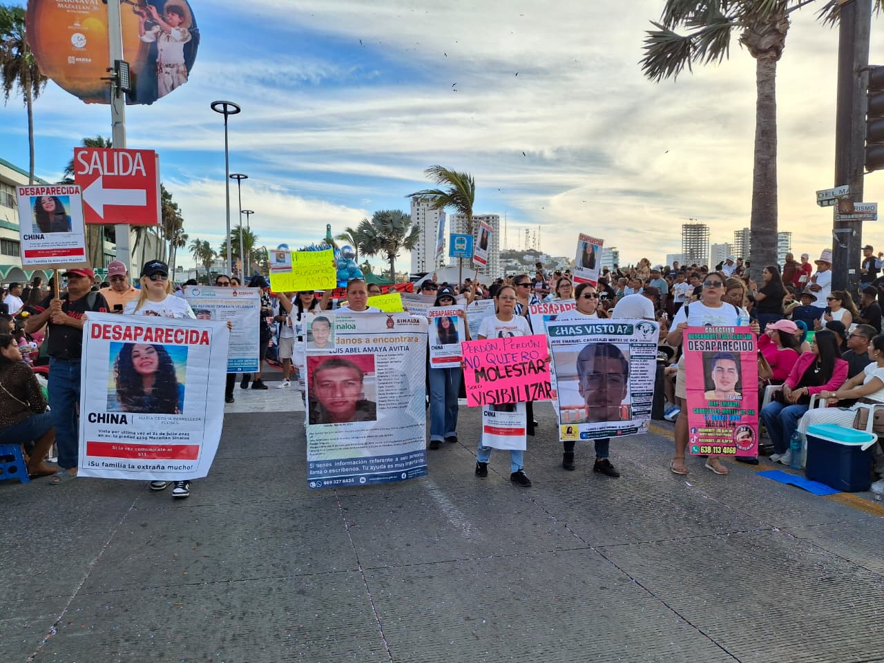 Familiares de desaparecidos marchan en el Carnaval de Mazatlán 2026