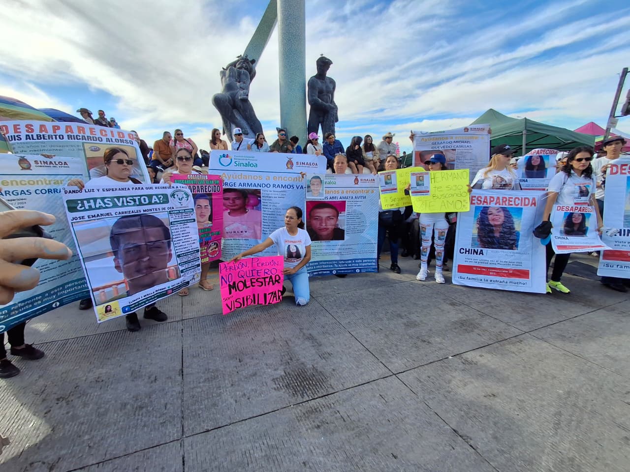 Familiares de desaparecidos marchan en el Carnaval de Mazatlán 2026