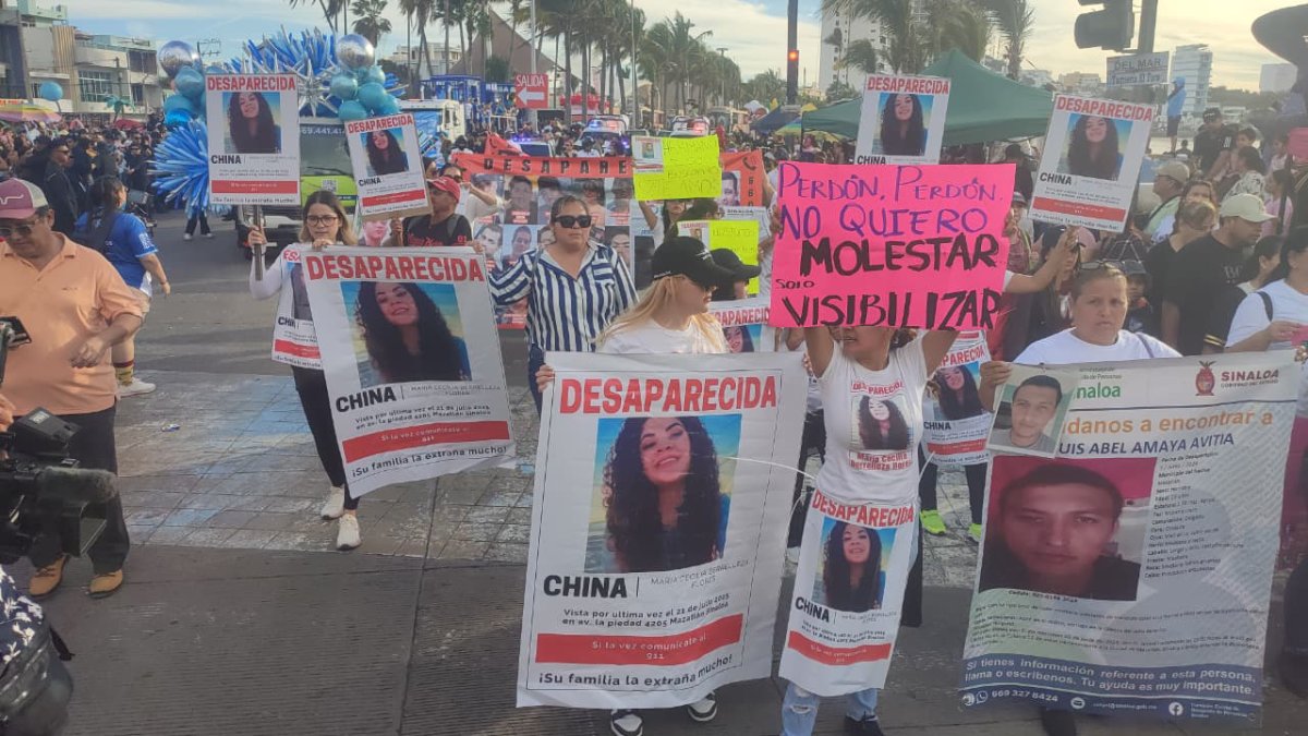 familiares de desaparecidos marchan en el desfile del carnaval de mazatlan