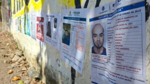 Fichas de búsqueda de sus familiares desaparecidos en el poblado de El Walamo