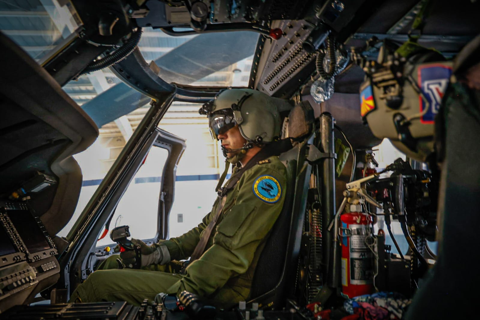 El capitán Amieva en el Black Hawk de la Fuerza Aérea Mexicana