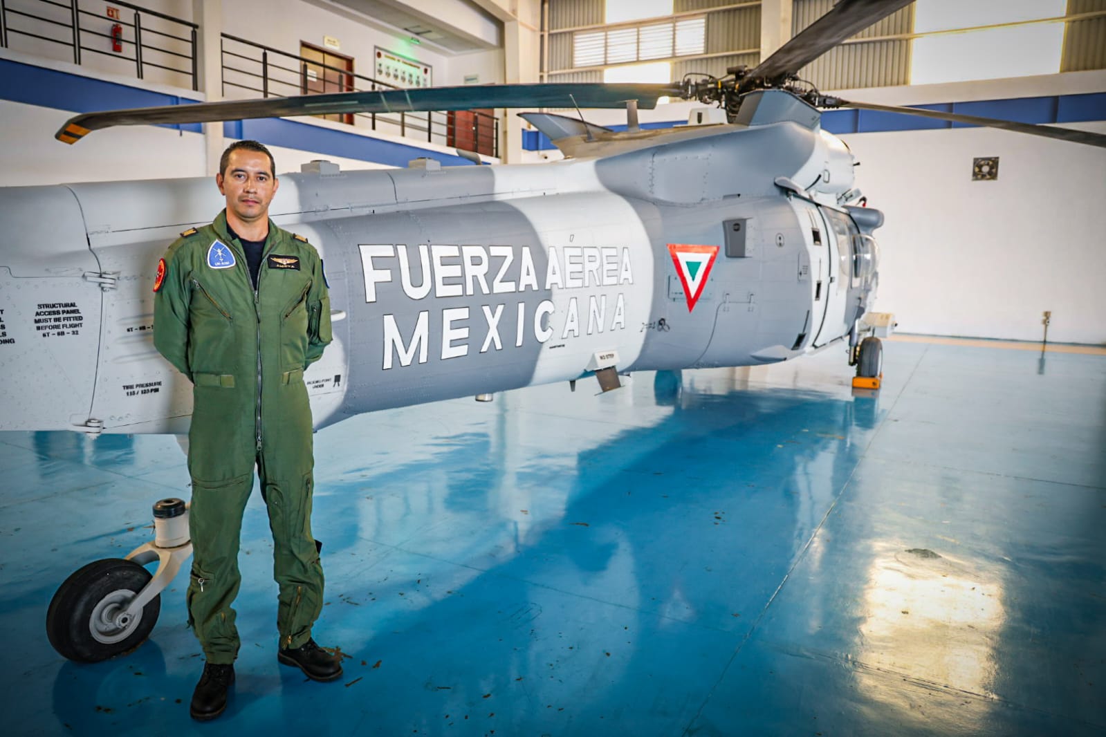 El capitán Amieva en el Black Hawk de la Fuerza Aérea Mexicana