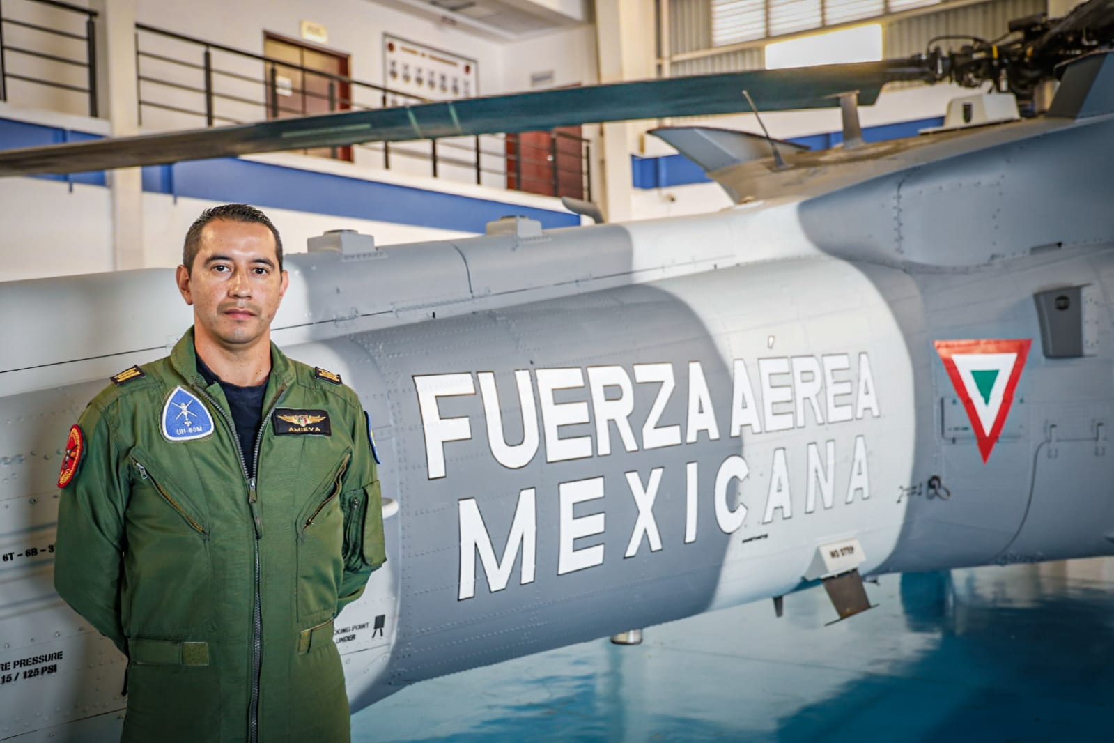 El capitán Amieva en el Black Hawk de la Fuerza Aérea Mexicana