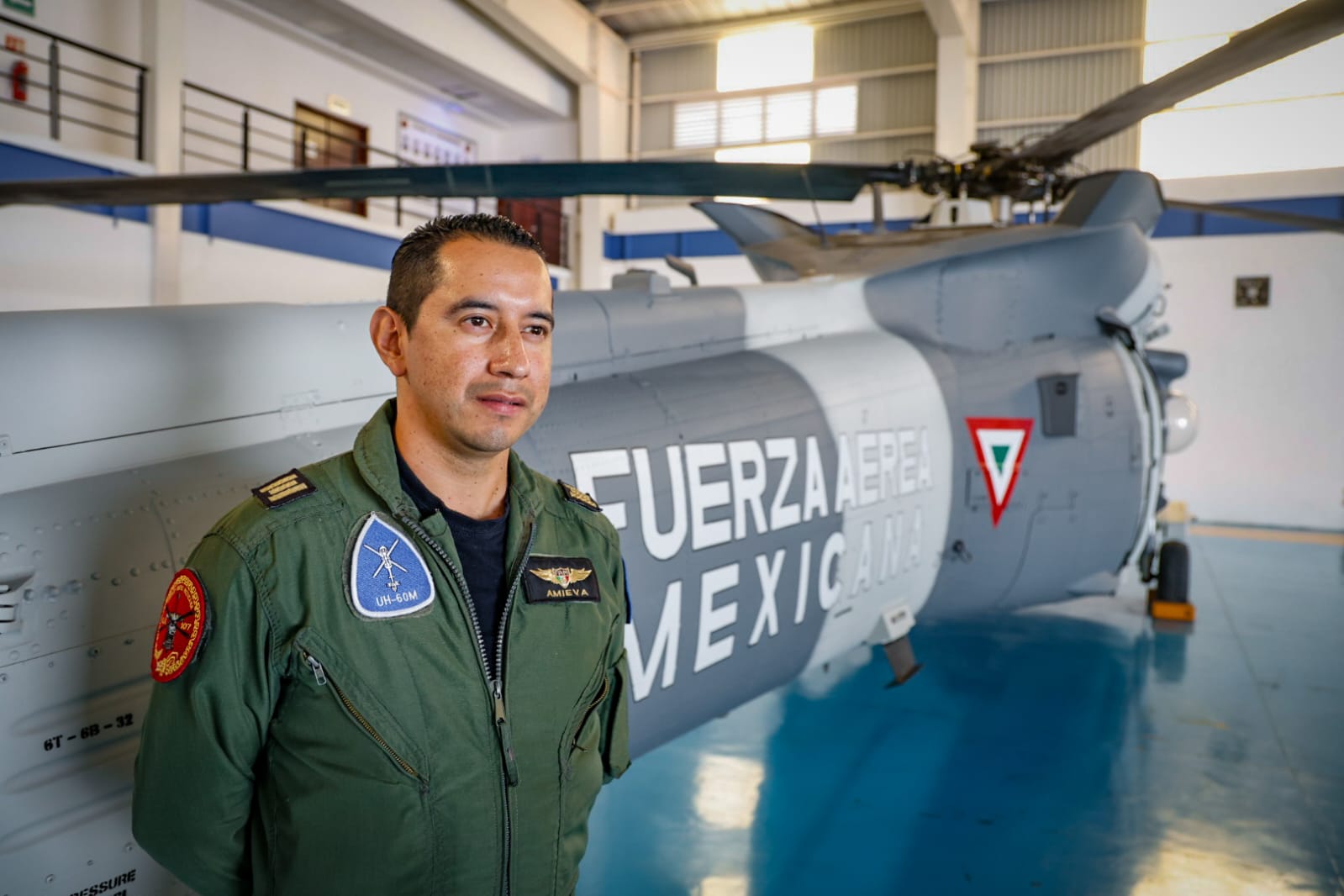 El capitán Amieva en el Black Hawk de la Fuerza Aérea Mexicana