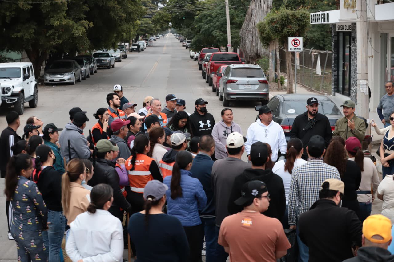 Funcionarios y personal municipal de Guasave limpiando el centro de la ciudad