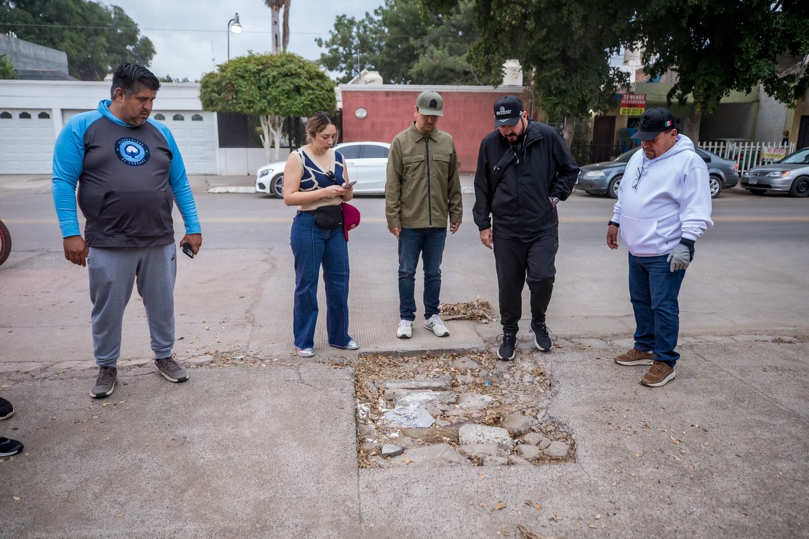 Funcionarios y personal municipal de Guasave limpiando el centro de la ciudad