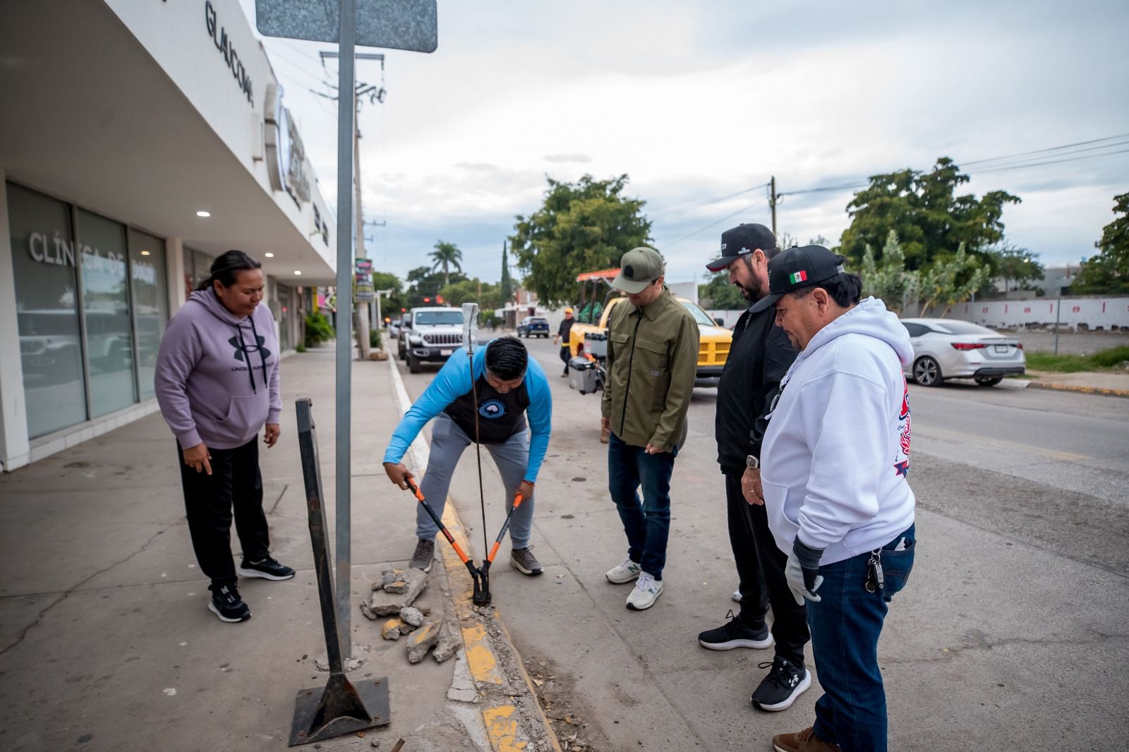 Funcionarios y personal municipal de Guasave limpiando el centro de la ciudad