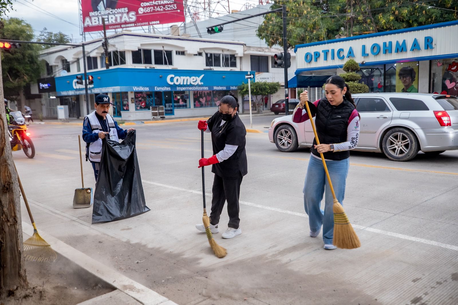 Funcionarios y personal municipal de Guasave limpiando el centro de la ciudad