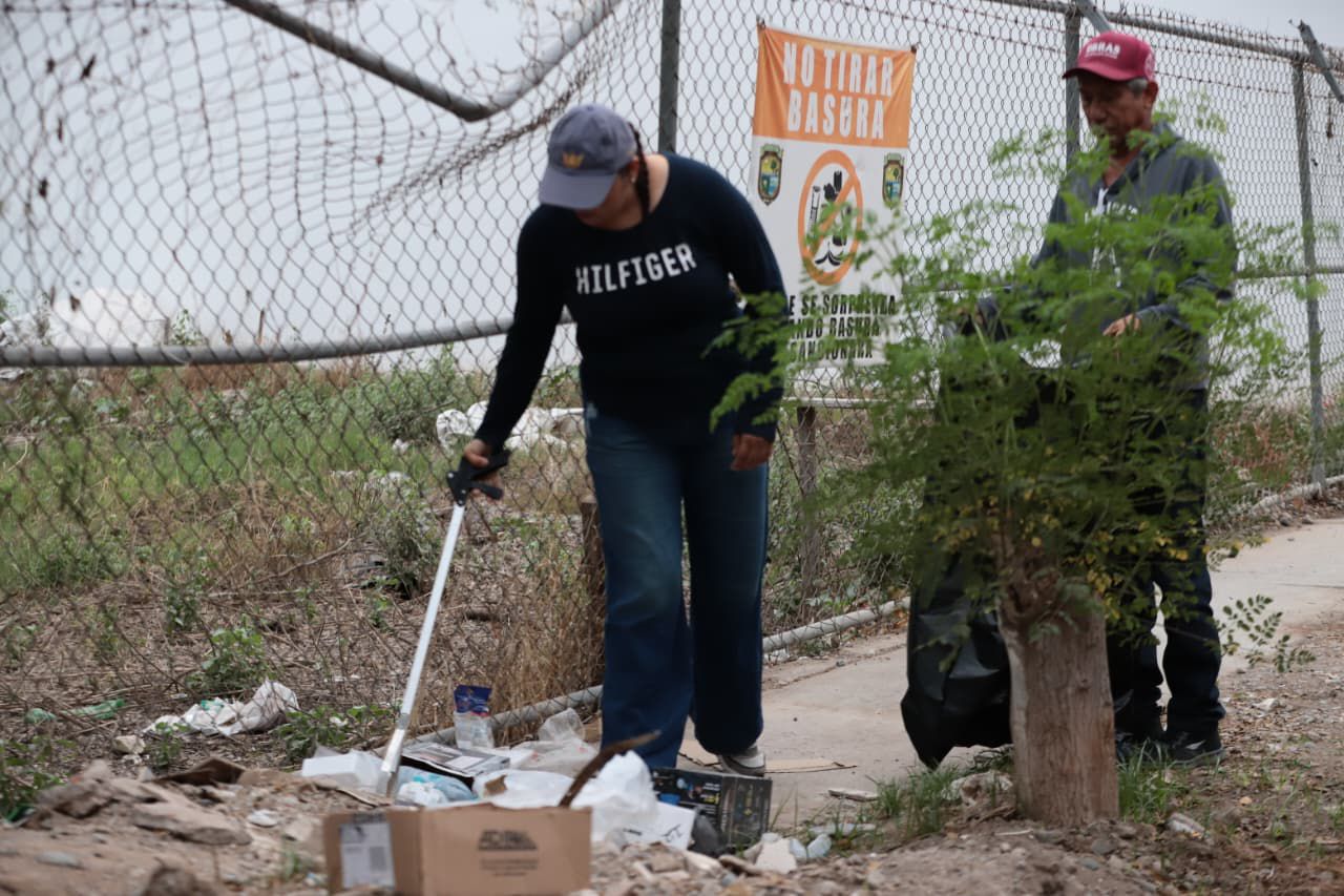 Funcionarios y personal municipal de Guasave limpiando el centro de la ciudad