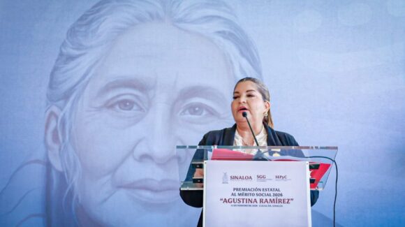 Galardonan a la maestra Ramona Calderón Hernández con el Premio al Mérito Estatal Agustina Ramírez