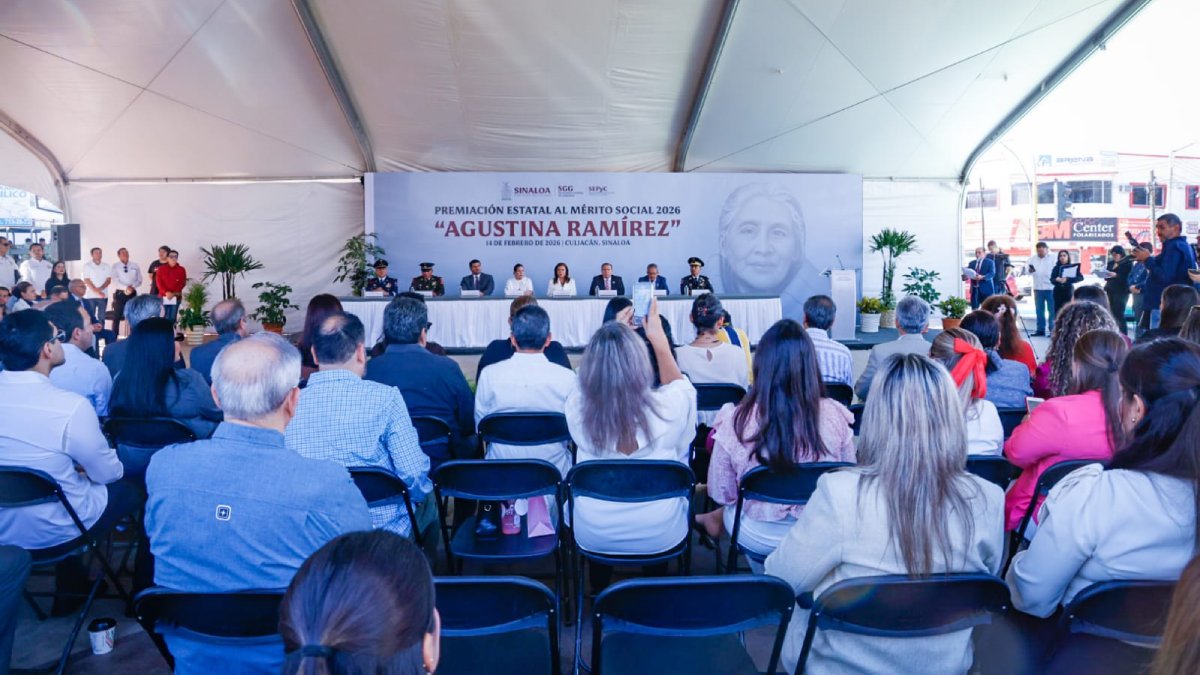 galardonan a la maestra ramona calderon hernandez merito