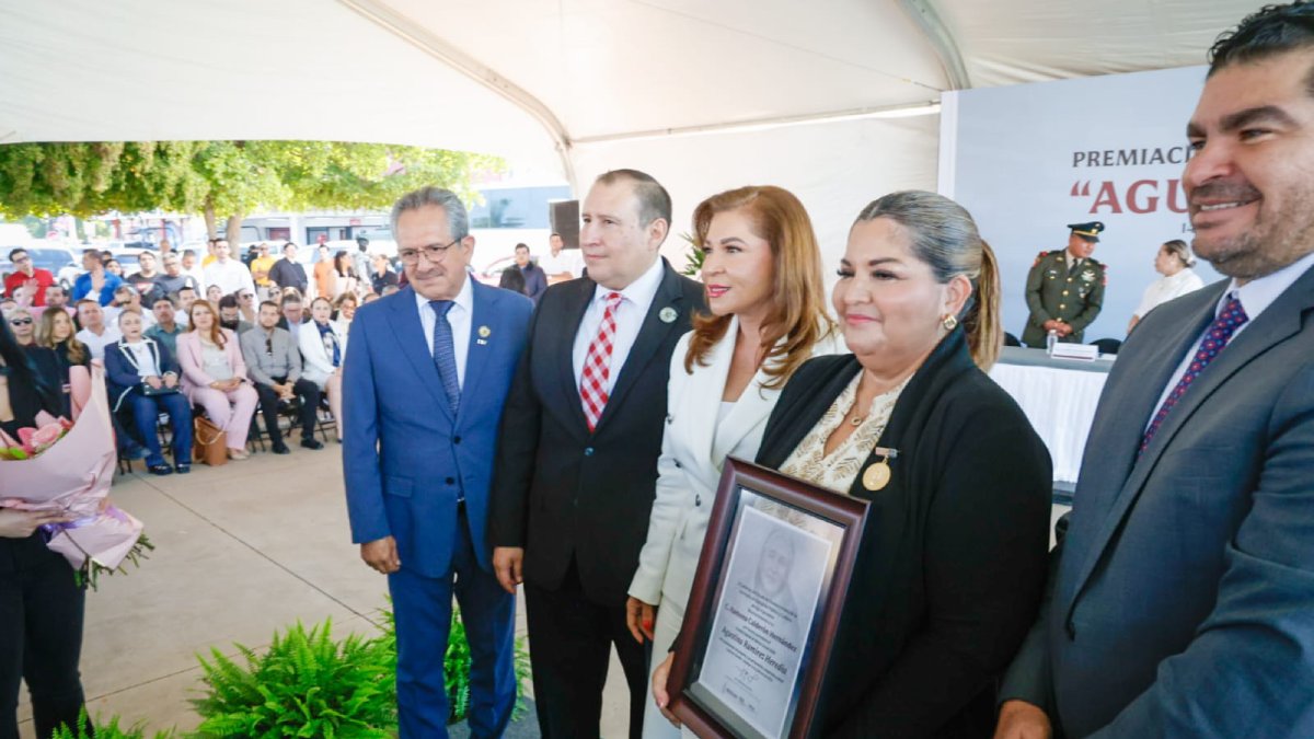 galardonan a la maestra ramona calderon hernandez reconocimiento