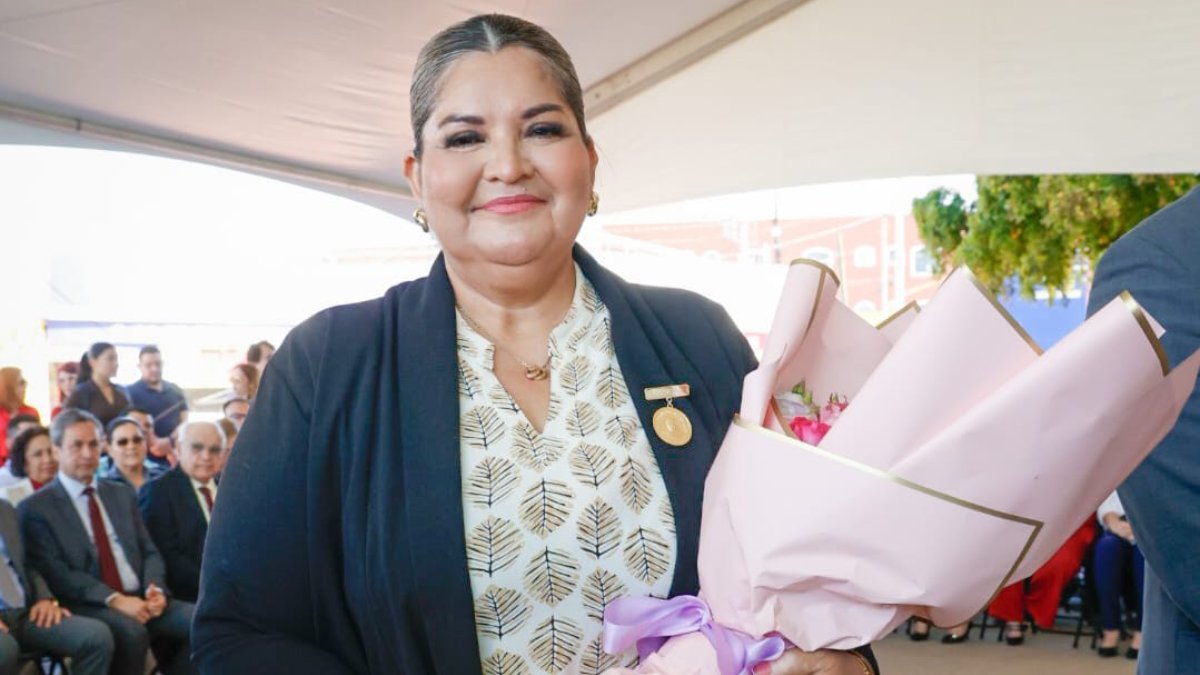 galardonan a la maestra ramona calderon hernandez rosas
