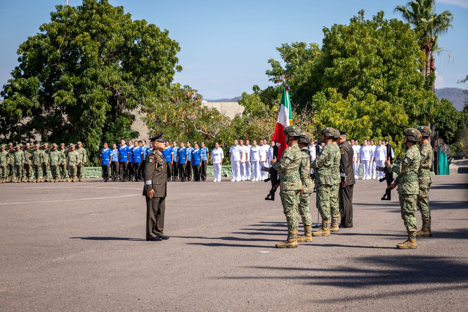 Gámez Mendívil acude a la toma de protesta de Héctor Ávila, nuevo comandante de la Tercera Región Militar