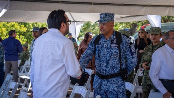 Gámez Mendívil asiste a la toma de protesta del nuevo comandante de la Tercera Región Militar, Héctor Ávila Alcocer