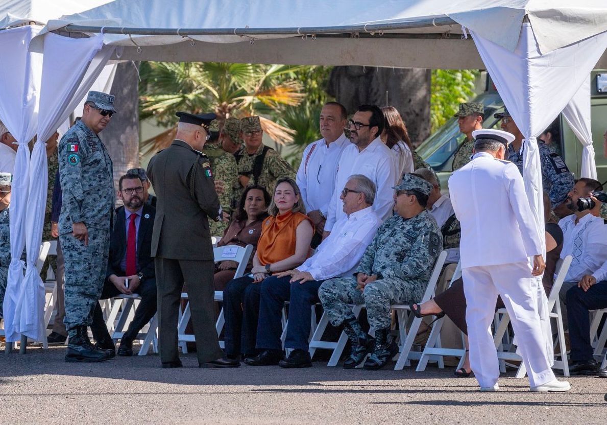 Gámez Mendívil acude a la toma de protesta de Héctor Ávila, nuevo comandante de la Tercera Región Militar