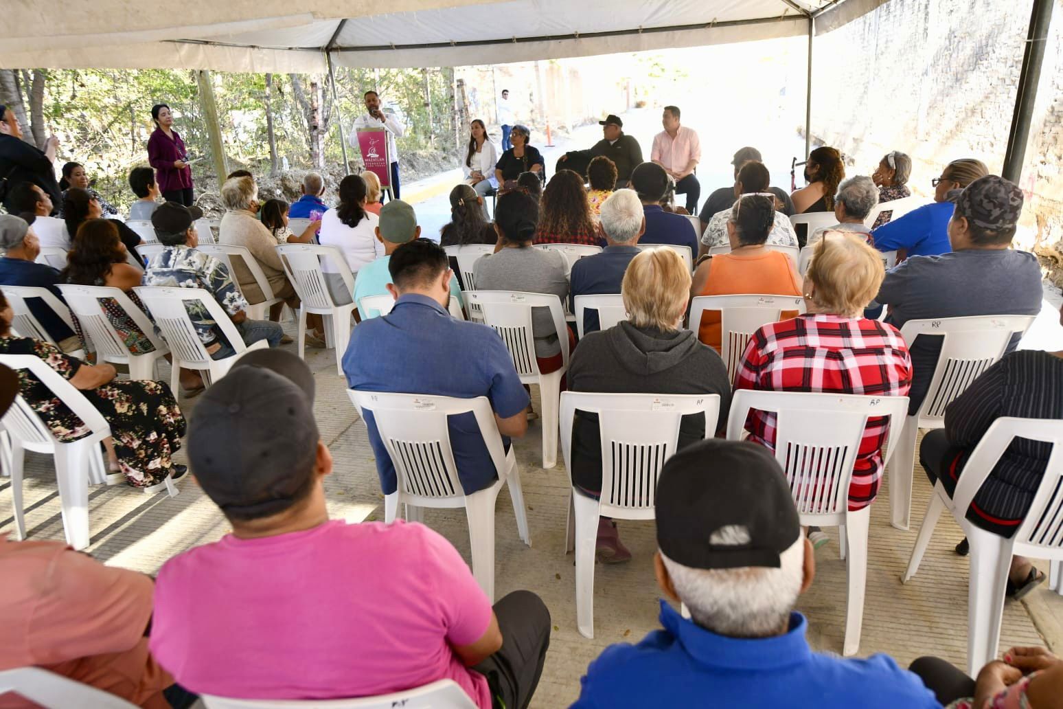 gobierno municipal de Mazatlán llevó a cabo la entrega de una calle pavimentada en la colonia Rincón de Urías