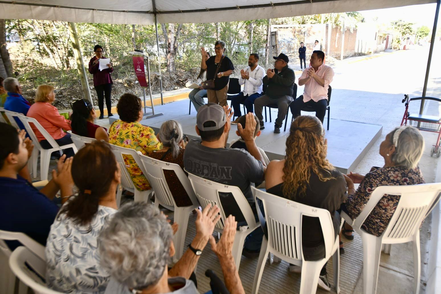 gobierno municipal de Mazatlán llevó a cabo la entrega de una calle pavimentada en la colonia Rincón de Urías