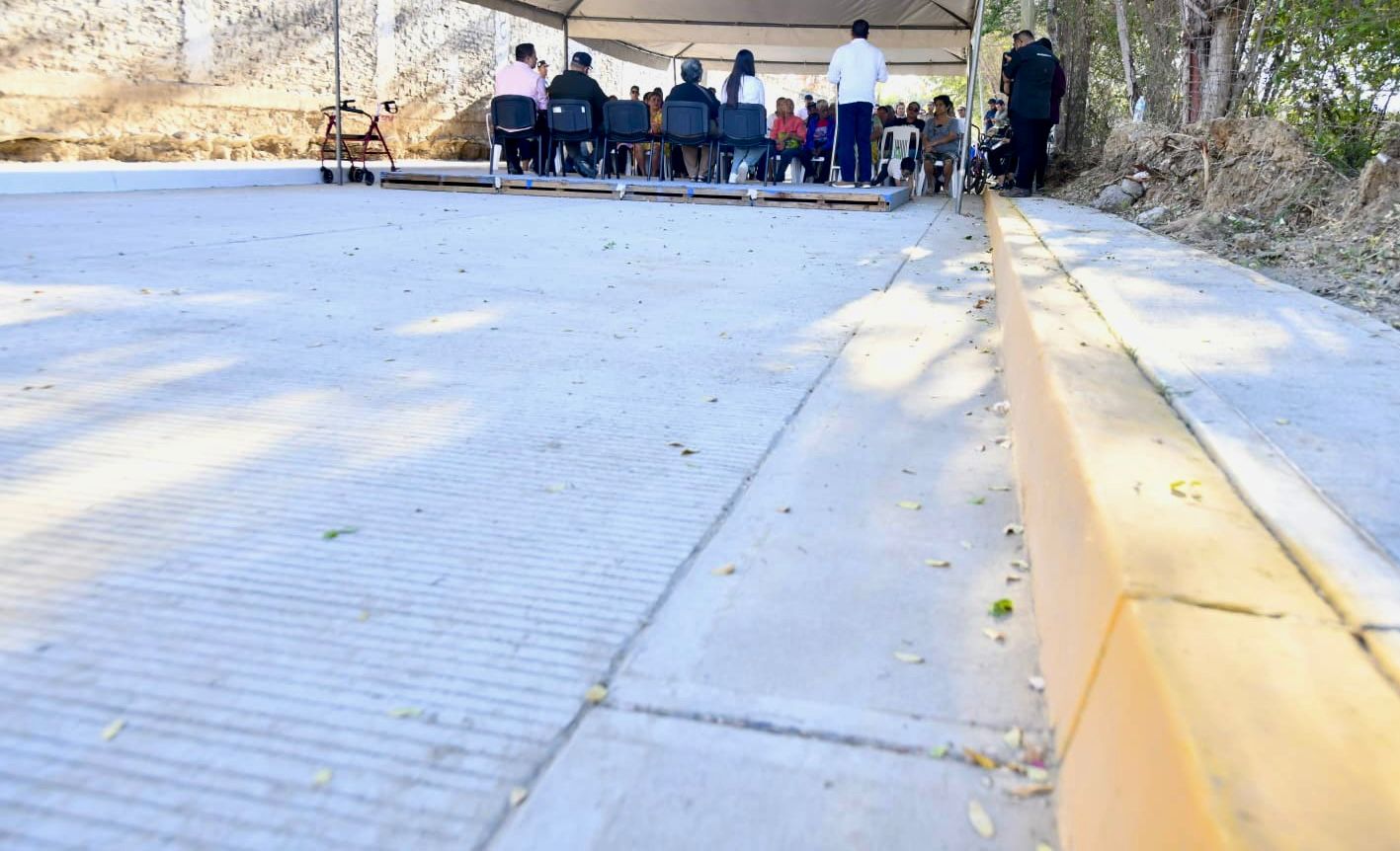gobierno municipal de Mazatlán llevó a cabo la entrega de una calle pavimentada en la colonia Rincón de Urías