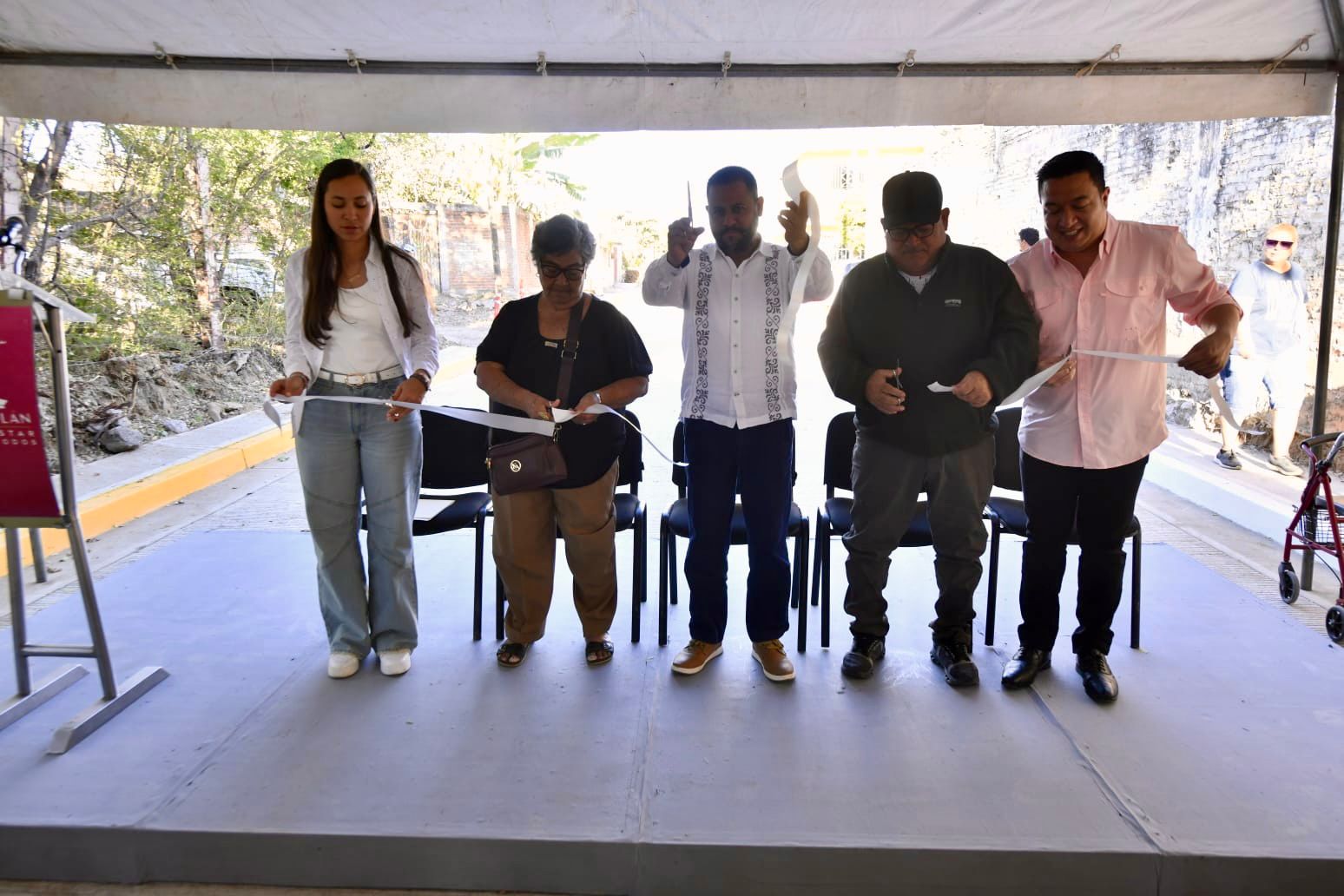 gobierno municipal de Mazatlán llevó a cabo la entrega de una calle pavimentada en la colonia Rincón de Urías