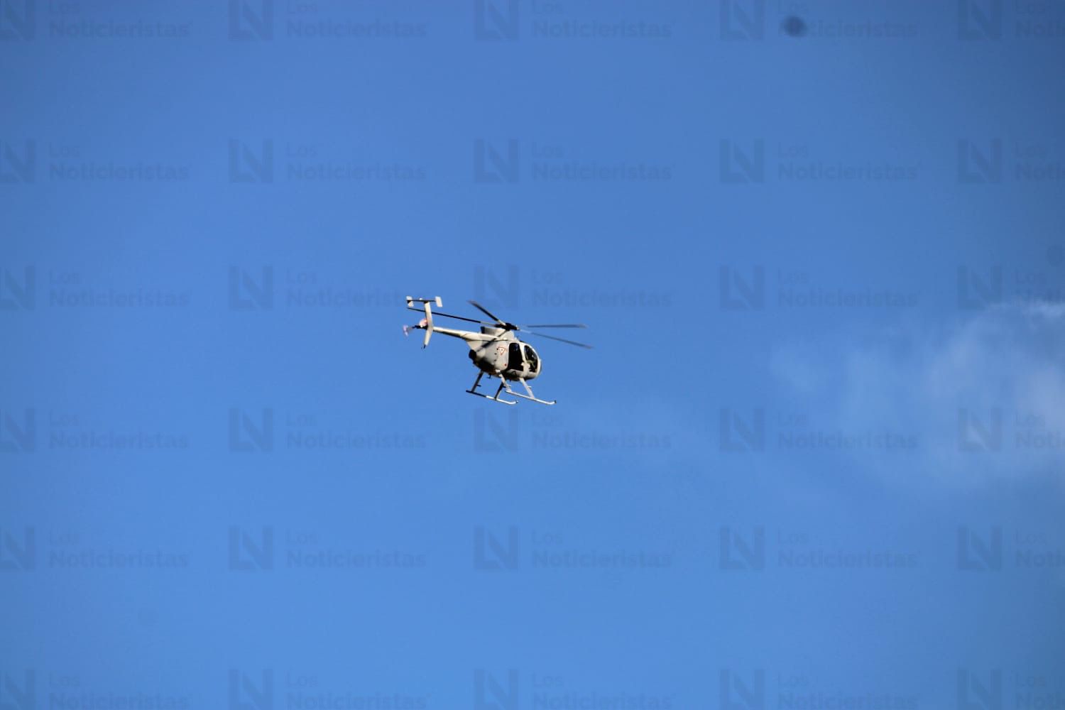 Helicóptero de la Marina sobrevolando en Mazatlán