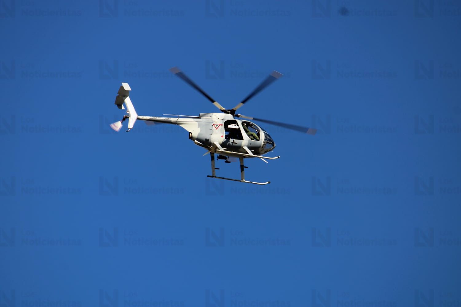 Helicóptero de la Marina sobrevolando en Mazatlán
