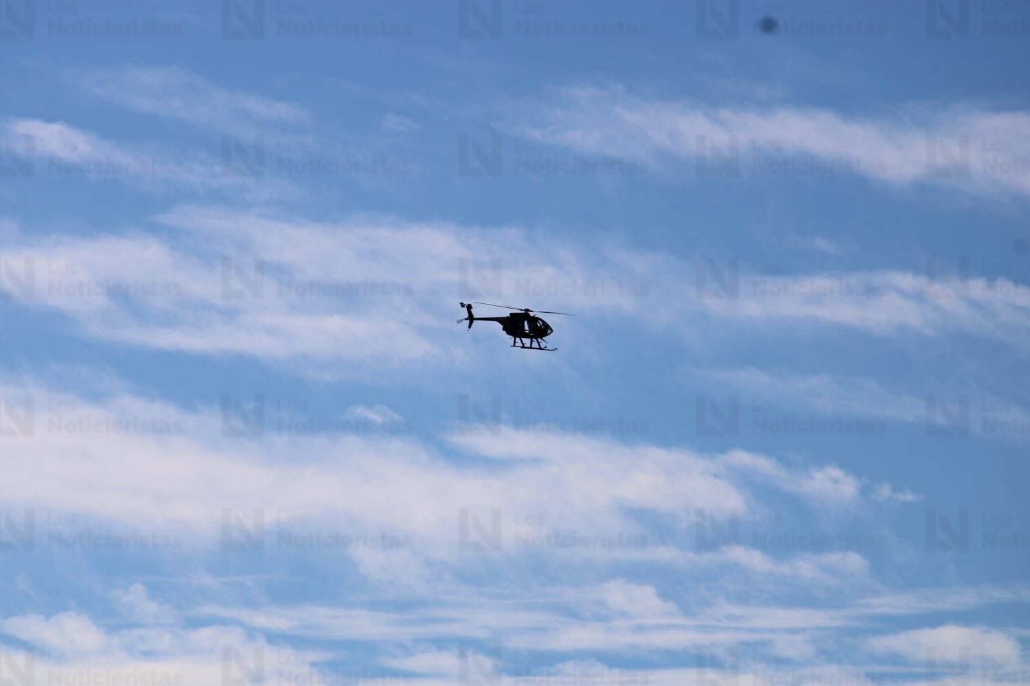 Helicóptero de la Marina sobrevolando en Mazatlán