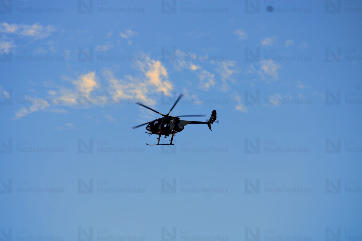 Helicóptero de la Marina sobrevolando en Mazatlán