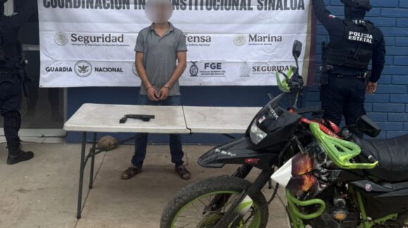 ¡Llevaba una pistola! Detienen a un sujeto en una motocicleta sin placas de circulación al sur de Culiacán, Sinaloa