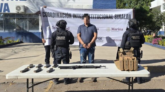 Iban a bordo de una motocicleta con chaleco táctico y arma larga; uno fue detenido en Costa Rica, Culiacán, Sinaloa