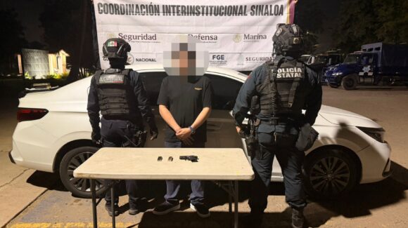 En posesión de una pistola .380, detienen a un hombre en la colonia Las Quintas de Culiacán, Sinaloa