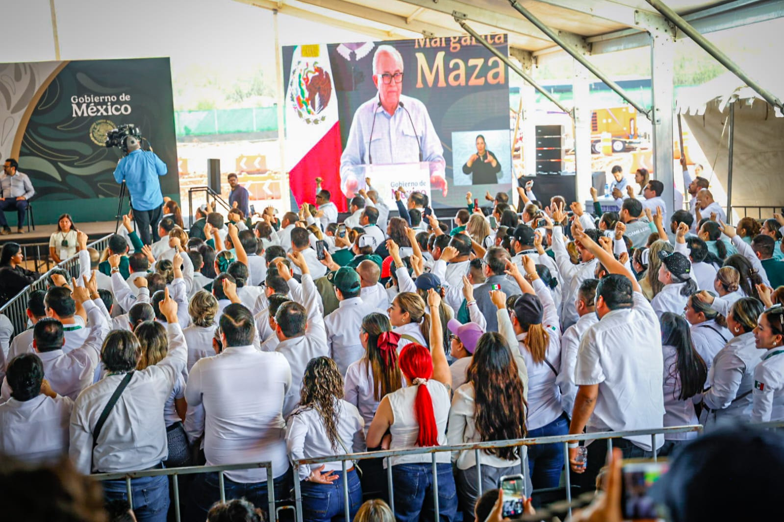 ciudadanos en el evento de la colocación de la primera piedra del Hospital Regional de Especialidades en Culiacán, Sinaloa con Claudia Sheinbaum Pardo