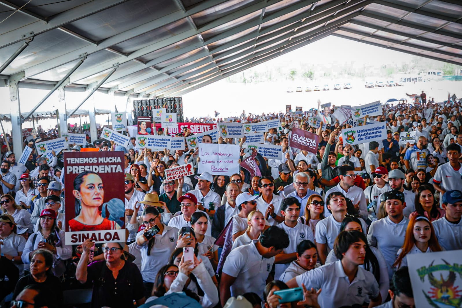 ciudadanos en el evento de la colocación de la primera piedra del Hospital Regional de Especialidades en Culiacán, Sinaloa con Claudia Sheinbaum Pardo